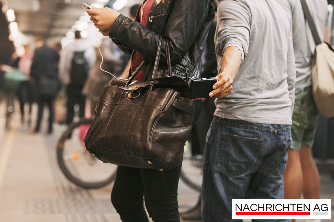 Nieznani mężczyźni kradną smartfon - policja prosi o wskazówki!