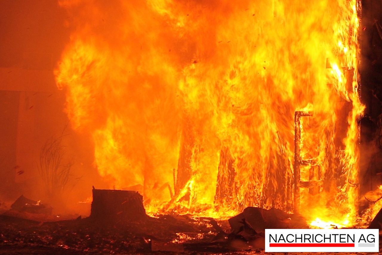 Feuer in Utzedel: Fünf Fahrzeuge in Lagerhalle zerstört!